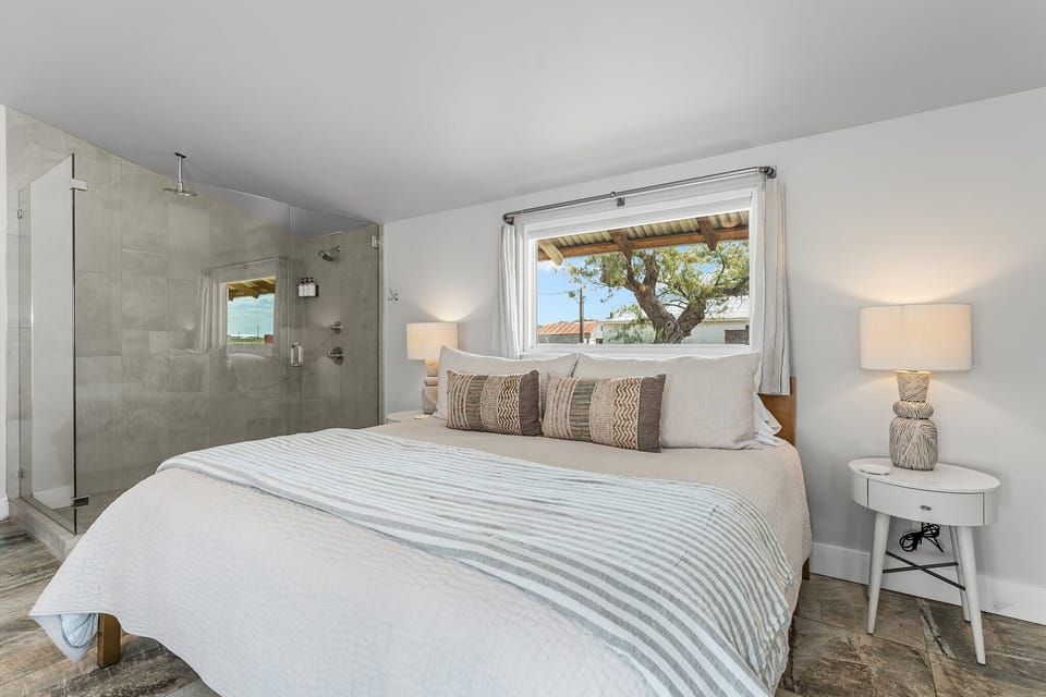 This plush king-size bed is the centerpiece of the studio—wrapped in soft linens and piled high with cozy pillows, it’s your perfect spot to unwind after a day of tastings and Texas sunsets.