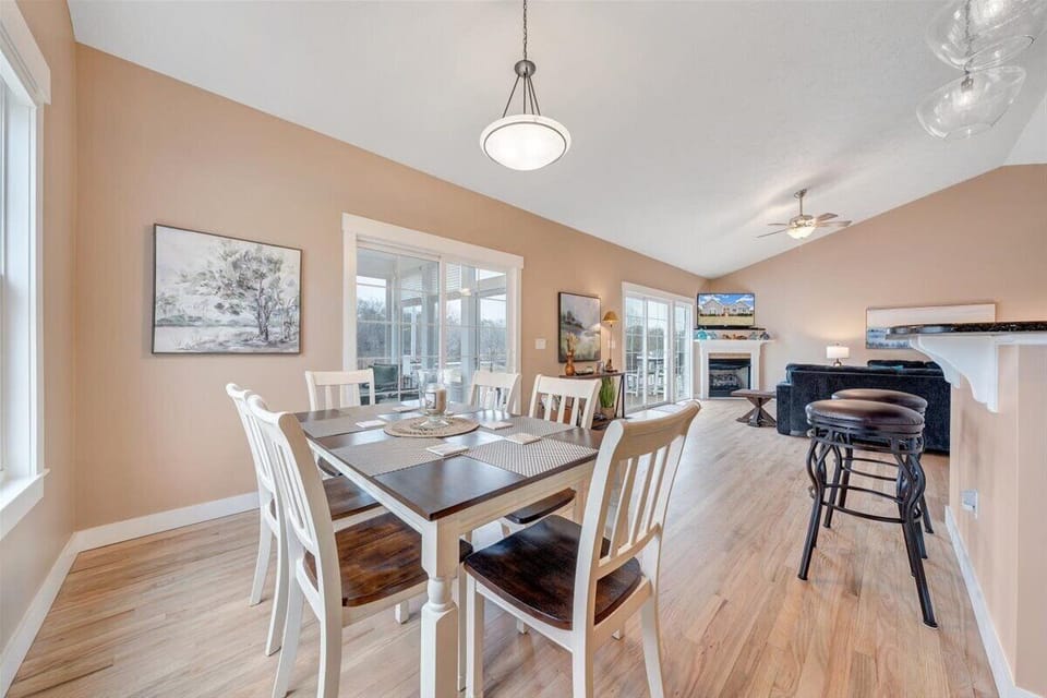 Dining Area (3)