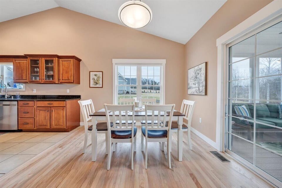 Dining Area (1)