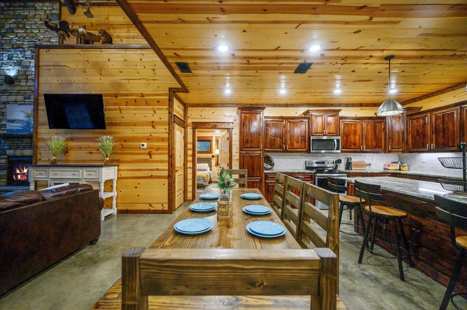 Cabin, Multiple Beds, Hot Tub, Garden View (Sugar Daddy) | Dining