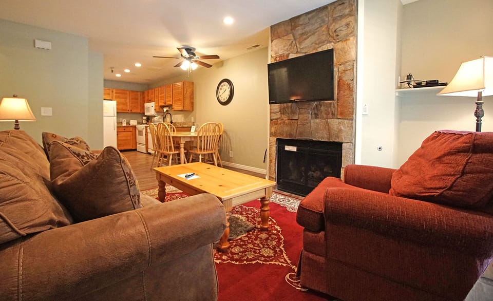 Enjoy a cozy living space complete with a fully equipped kitchen, flat-screen TV, and a welcoming atmosphere ideal for family gatherings.