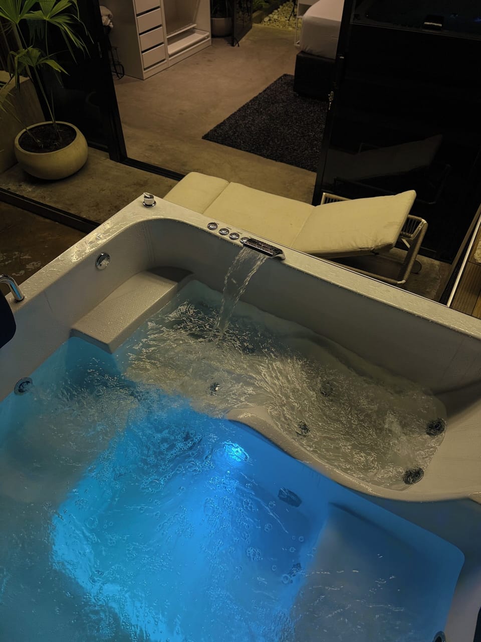 Outdoor spa tub