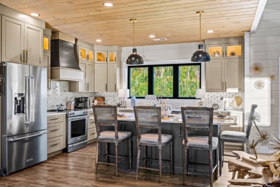 Beautiful custom kitchen with granite countertops, bar area with seating for 5. 