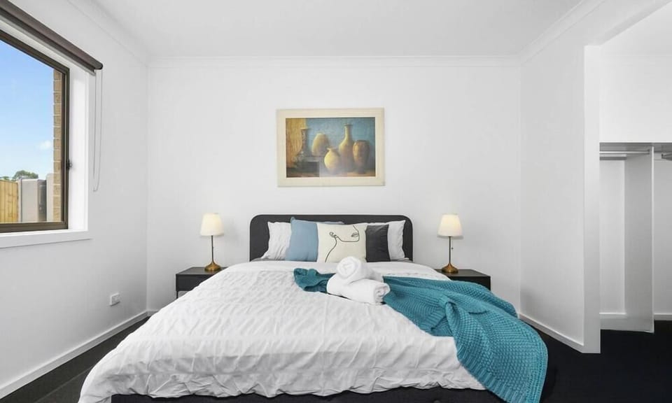 Clean and comfy bedroom (Queen size bed) 