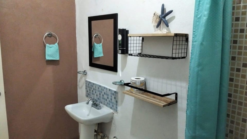 Deluxe Double Room, Garden View | Bathroom | Towels