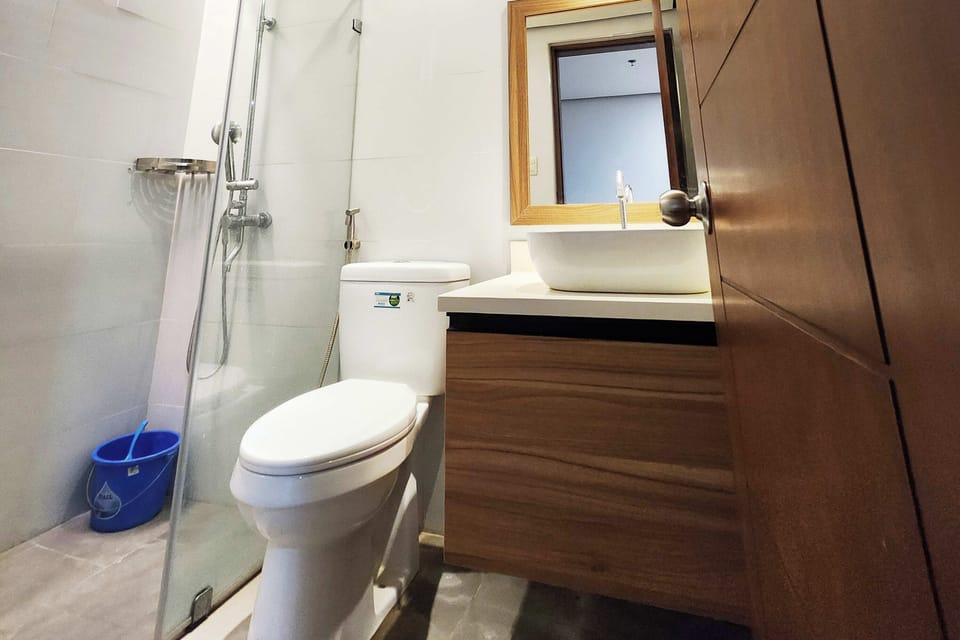 Family Room | Bathroom | Shower, rainfall showerhead, towels