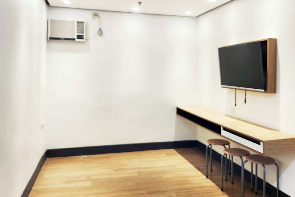 Family Room | Desk, free WiFi, bed sheets