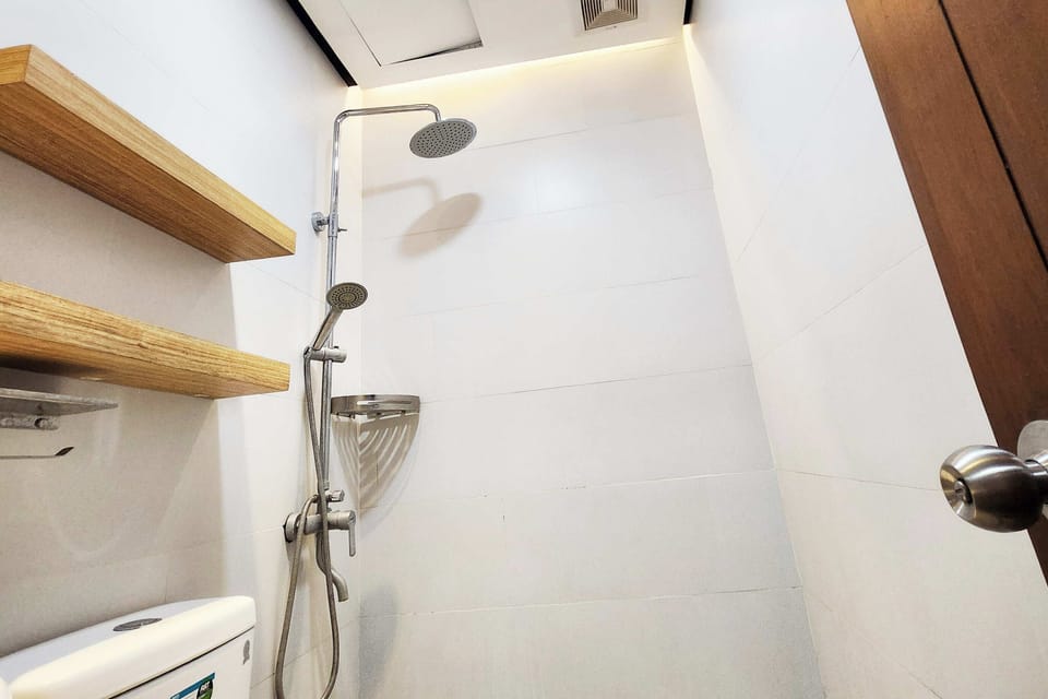 Standard Twin Room | Bathroom | Shower, rainfall showerhead, towels