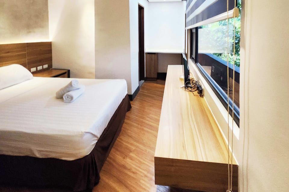 Deluxe Queen Room | Desk, free WiFi, bed sheets