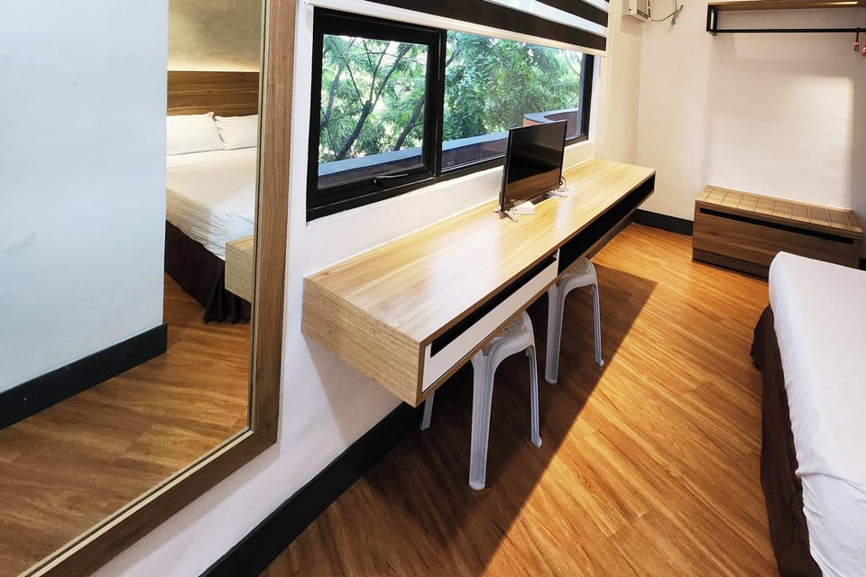 Deluxe Queen Room | Desk, free WiFi, bed sheets