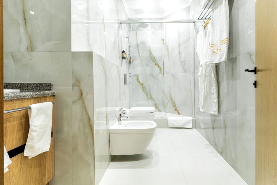 Executive Suite, Lanai, City View | In-room safe, desk, laptop workspace, blackout drapes