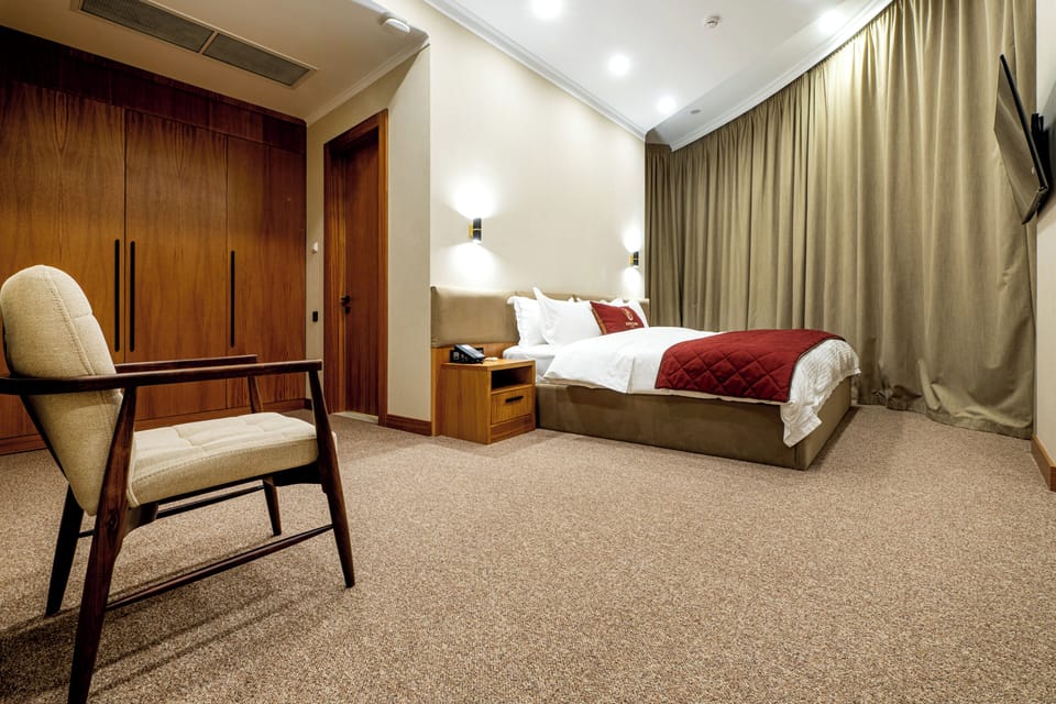 Executive Suite, Lanai, City View | In-room safe, desk, laptop workspace, blackout drapes