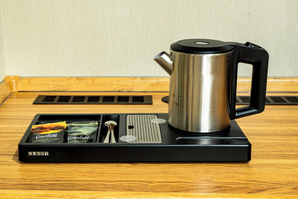 Executive Suite, Lanai, City View | In-room safe, desk, laptop workspace, blackout drapes