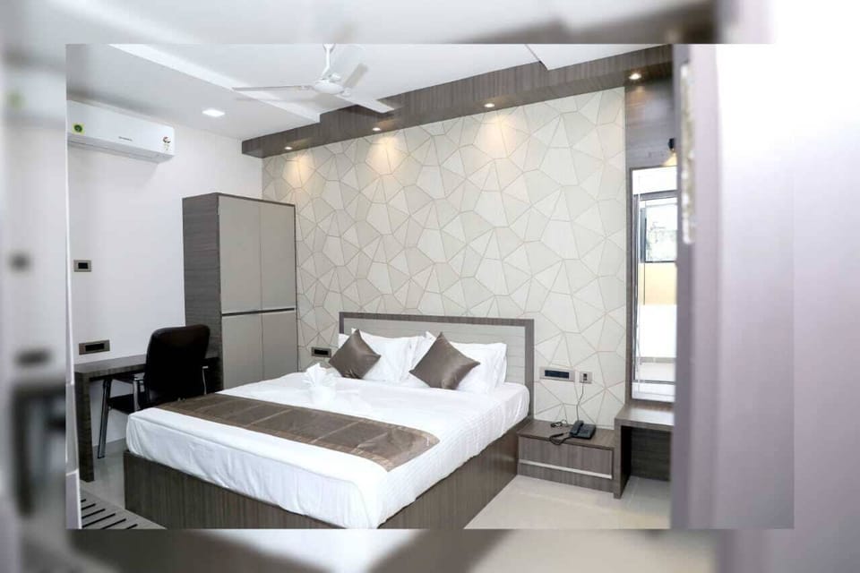 Memory foam beds, desk, laptop workspace, WiFi (free)