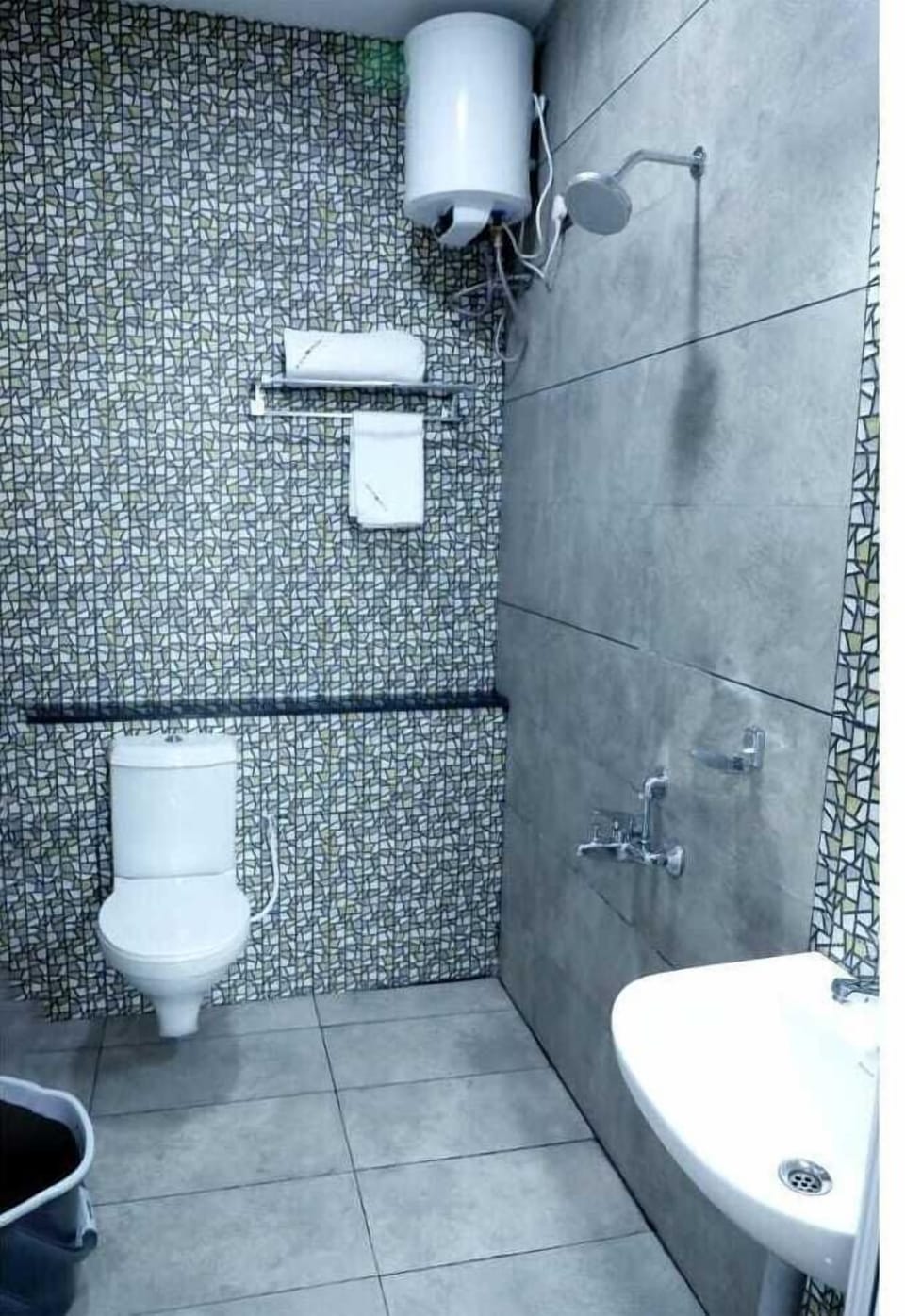 Shower, rainfall showerhead, free toiletries, bathrobes