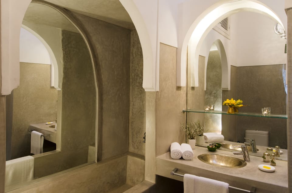 Combined shower/tub, designer toiletries, hair dryer, towels