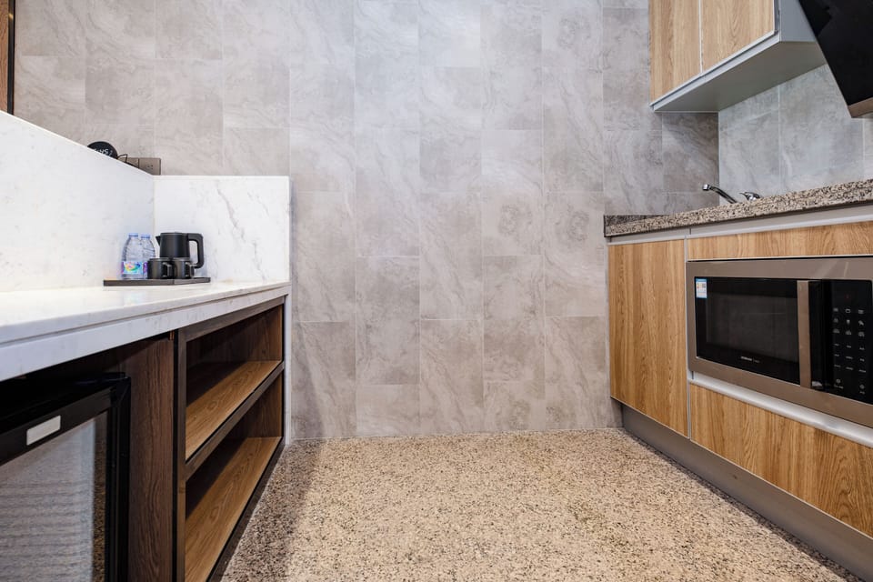 180° City Panoramic Administrative Suite Room (Smart Guest Control+Refrigerator+Washing Machine) | Private kitchen | Mini-fridge, microwave