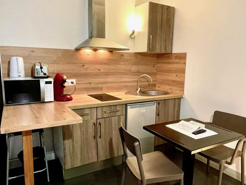 City Studio | Private kitchen | Mini-fridge, microwave, stovetop, espresso maker