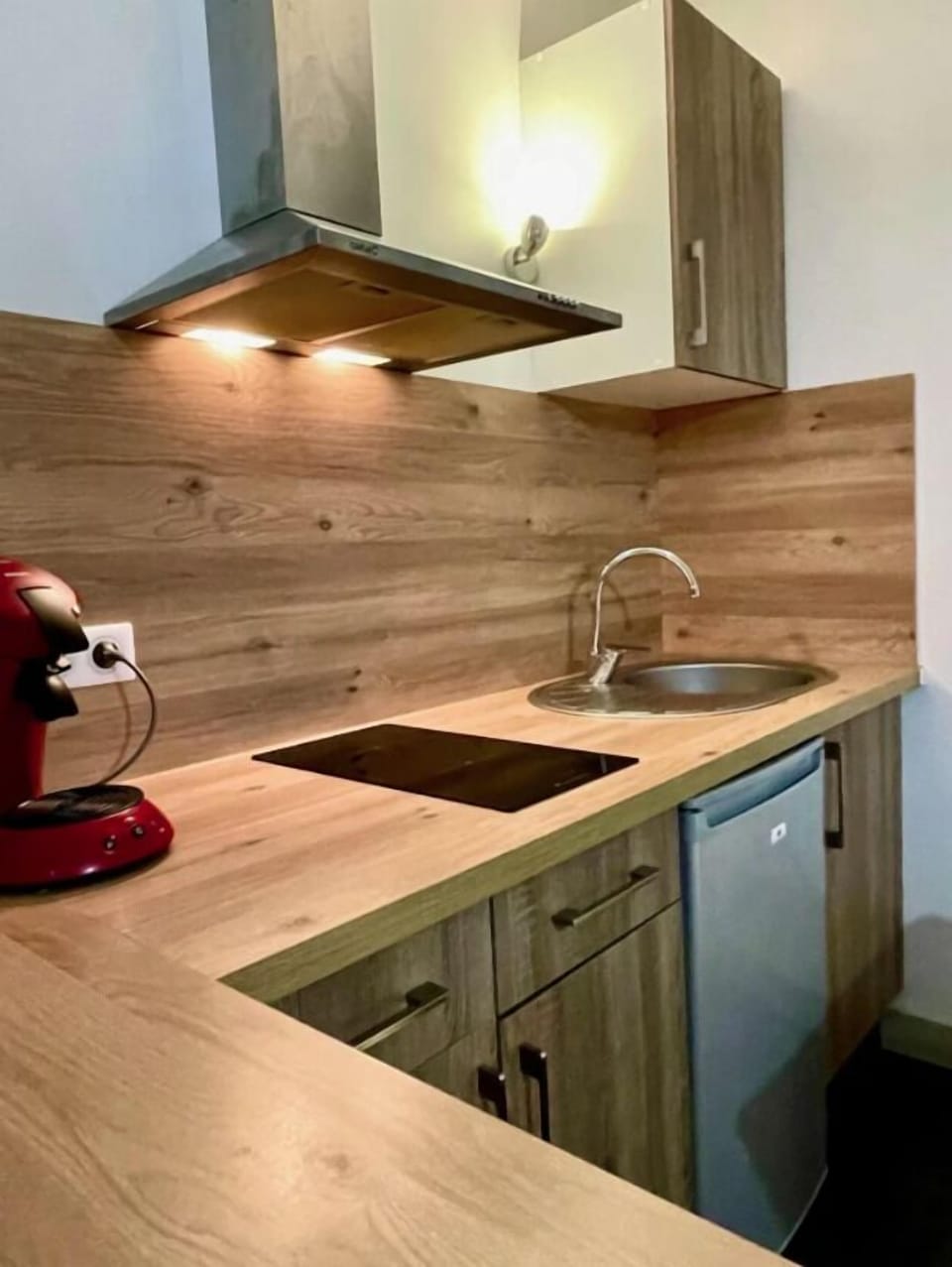 City Studio | Private kitchen | Mini-fridge, microwave, stovetop, espresso maker