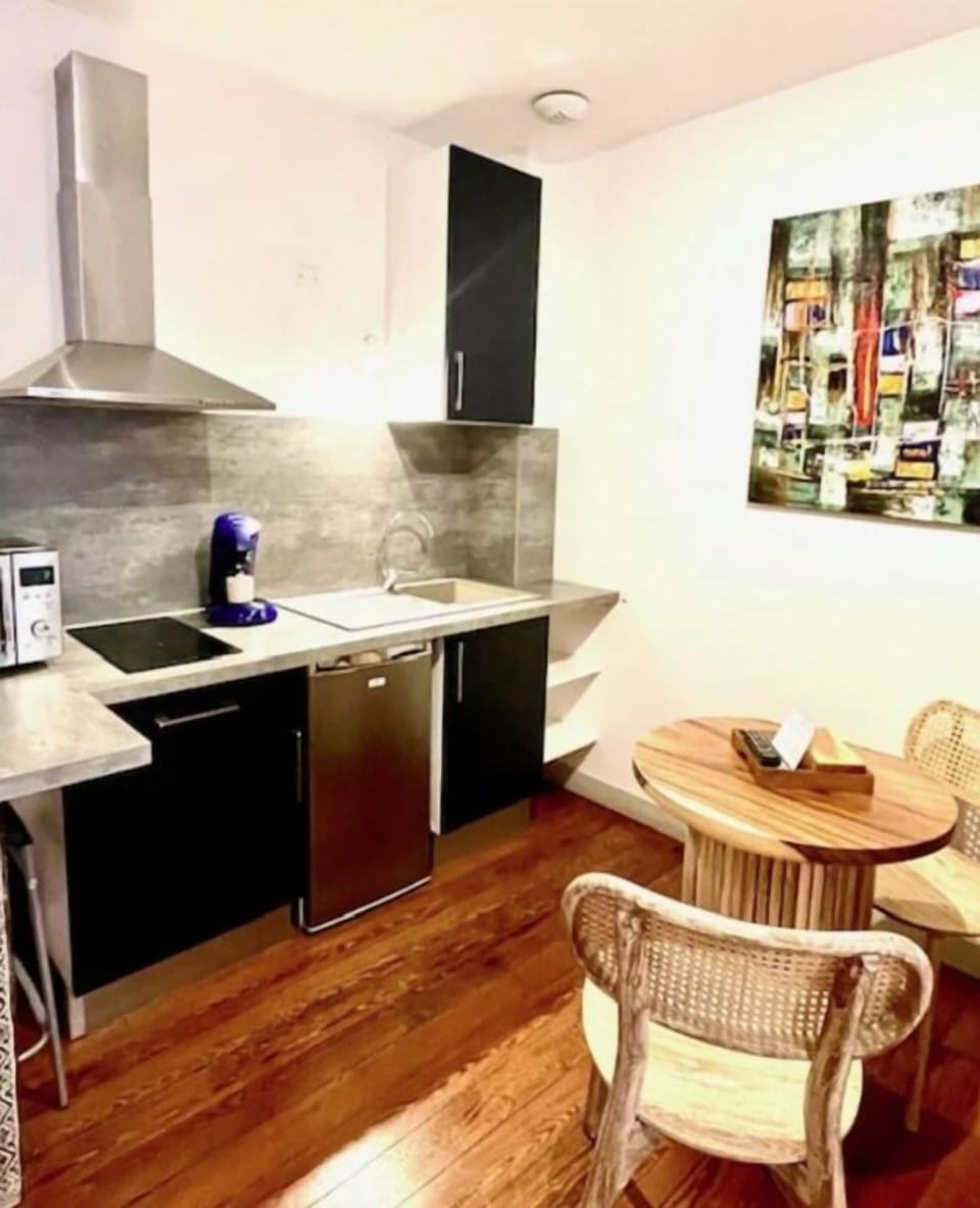 Deluxe Studio, City View | Private kitchen | Mini-fridge, microwave, stovetop, espresso maker