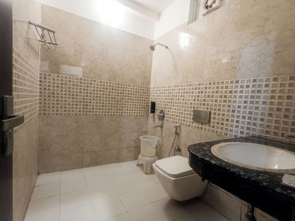 Standard Double Room | Bathroom | Shower, free toiletries, towels, soap
