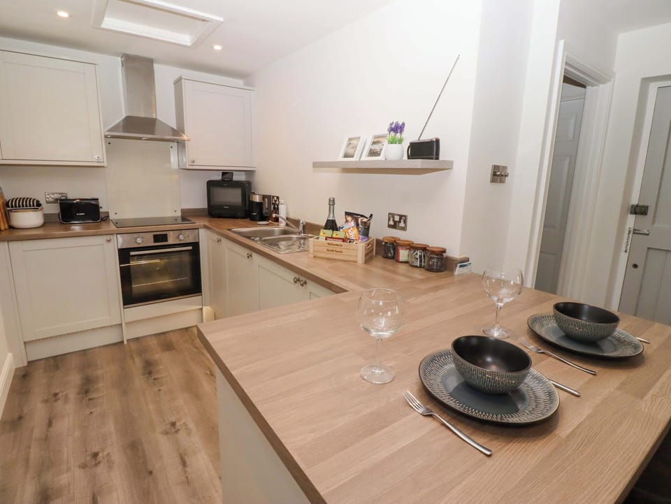 Cottage | Private kitchen | Fridge, microwave, toaster, cookware/dishes/utensils