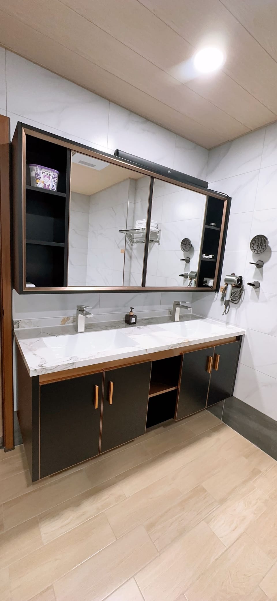 Exclusive Quadruple Room, 2 Queen Beds, Pets Allowed, Park View | Bathroom | Hair dryer, towels, shampoo, toilet paper