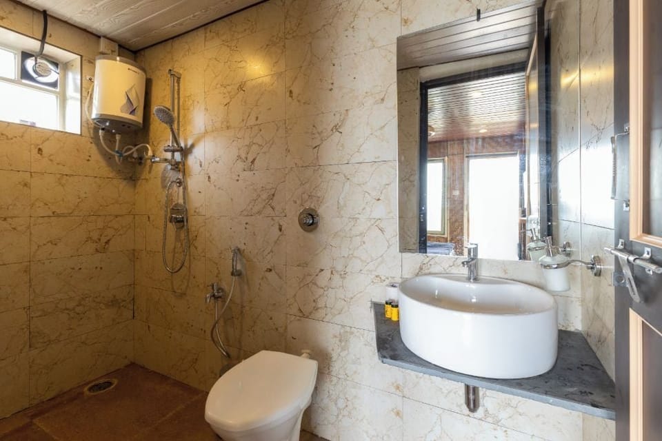 Deluxe Double Hut | Bathroom | Bidet
