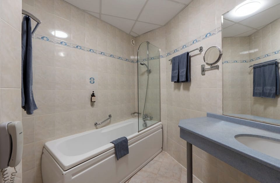 Combined shower/tub, free toiletries, hair dryer, towels
