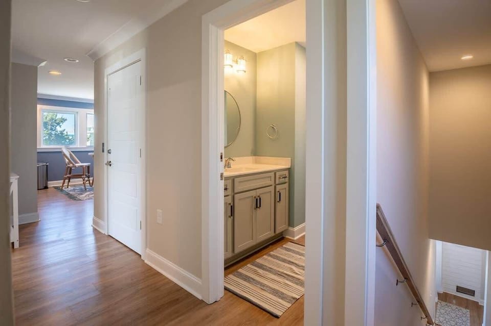 Level 2-Entry to 3 Queen Suites & Bonus Lounge