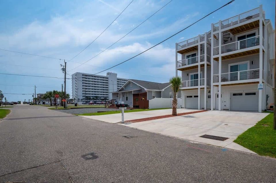 Lone Star Breeze Just One Block to Beach