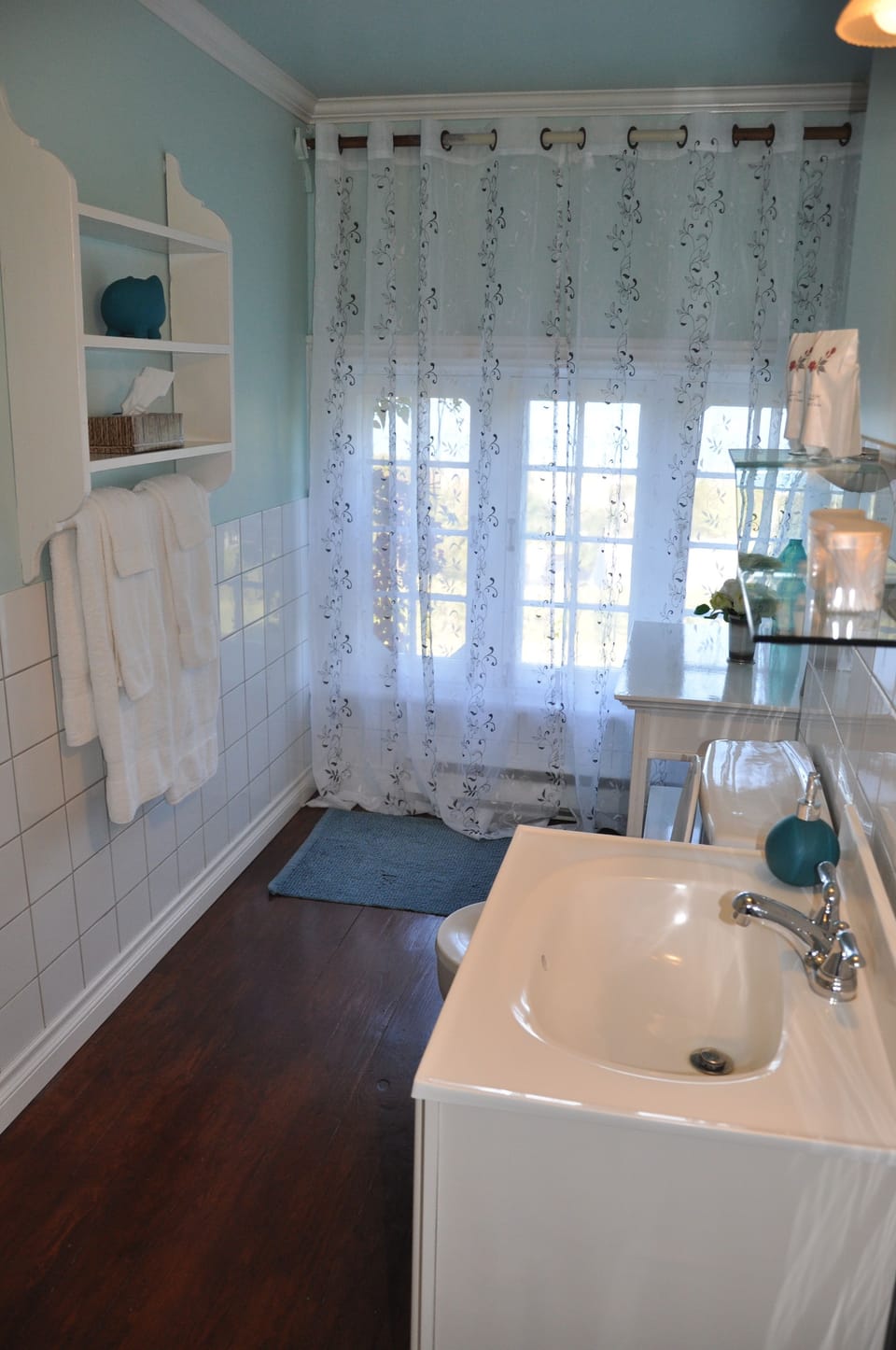 Deluxe Room, 1 Queen Bed, Fireplace, Sea View (Miss Lavoie) | Bathroom | Free toiletries, hair dryer, towels