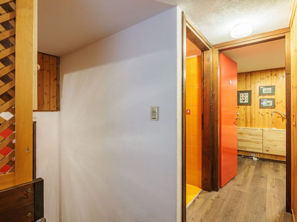 Wall, Wood, Flooring, Interior Design, Floor, Ceiling, Wood Stain, Room, Hardwood, Plywood