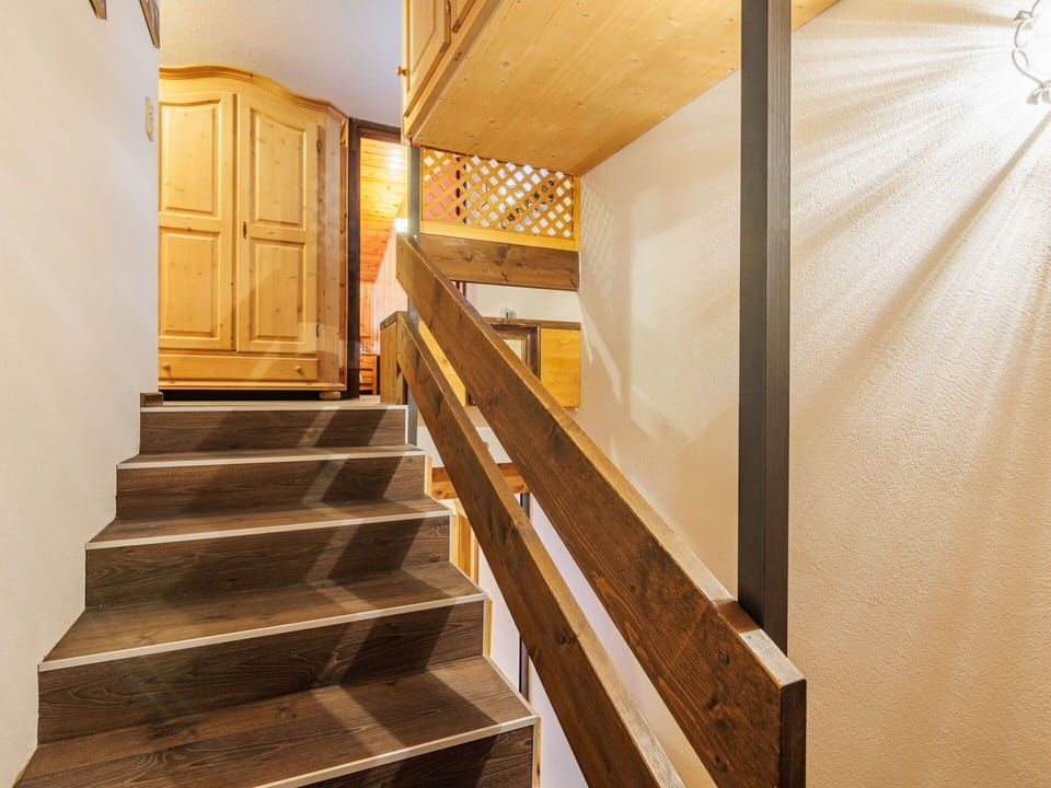 Flooring, Wood, Floor, Interior Design, Ceiling, Wood Flooring, Hardwood, Wood Stain, Room, Plank