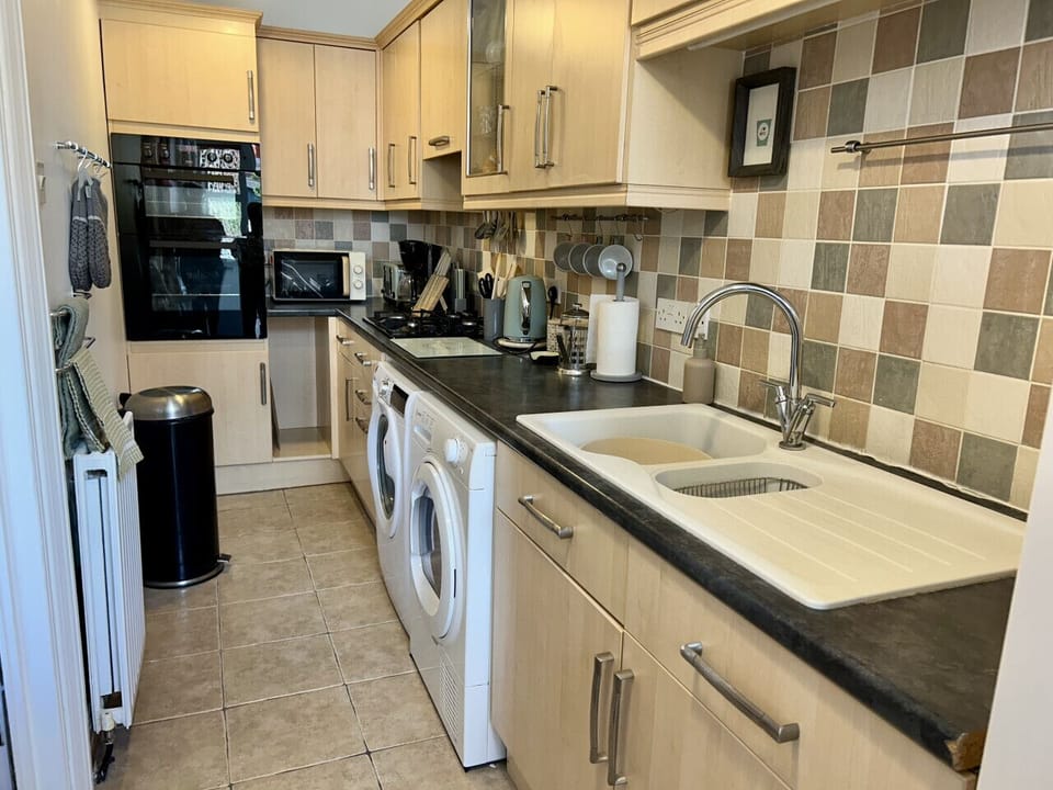 Fully equipped kitchen, dishwasher and washing machine