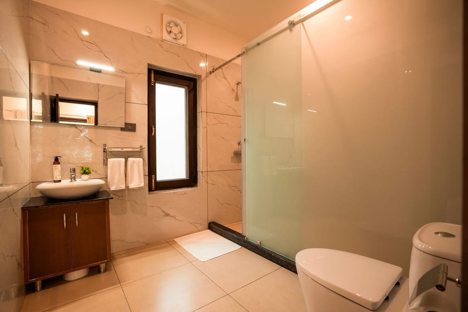 Deluxe Family Room | Bathroom | Shower, towels, toilet paper