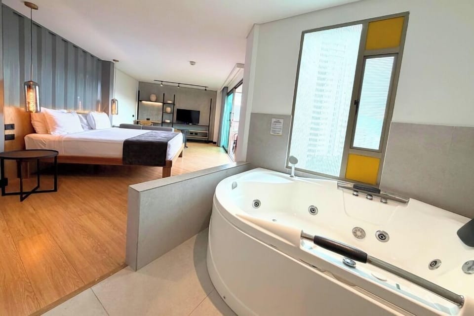 Junior Suite | Minibar, in-room safe, desk, blackout drapes