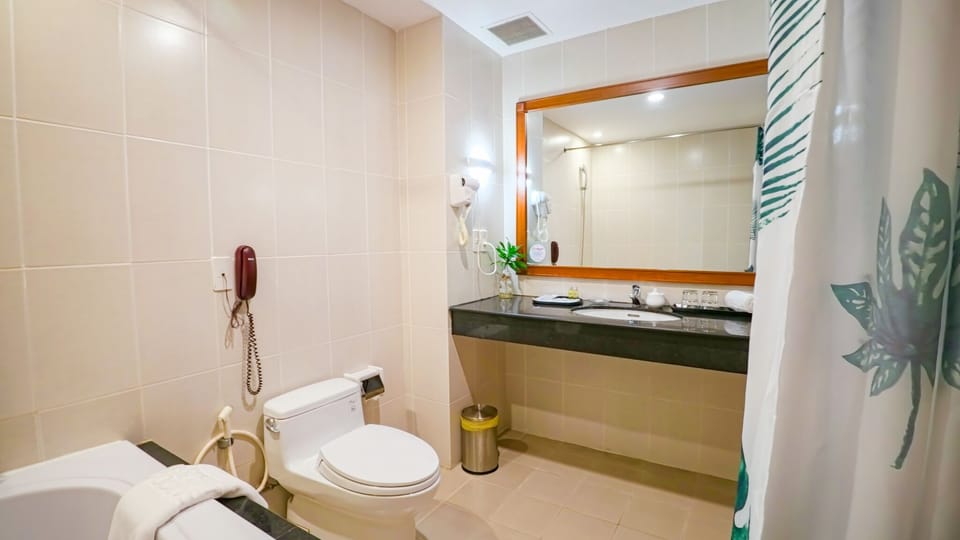 Saigon Deluxe | Bathroom | Shower, free toiletries, hair dryer, bathrobes