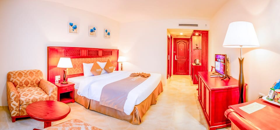 Saigon Deluxe | Premium bedding, minibar, in-room safe, desk