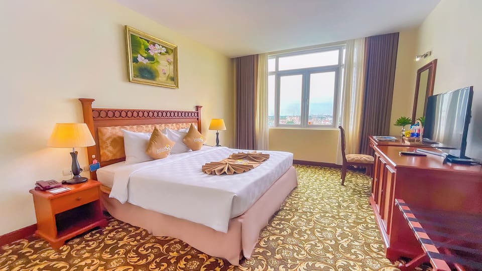 Sai Gon Suite | Premium bedding, minibar, in-room safe, desk
