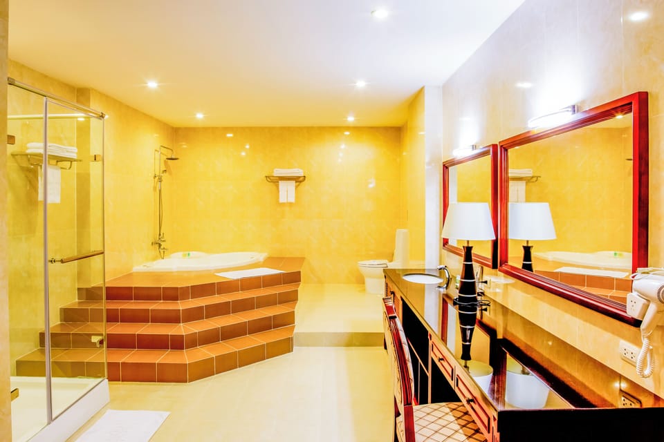 Presidential Suite | Bathroom | Shower, free toiletries, hair dryer, bathrobes