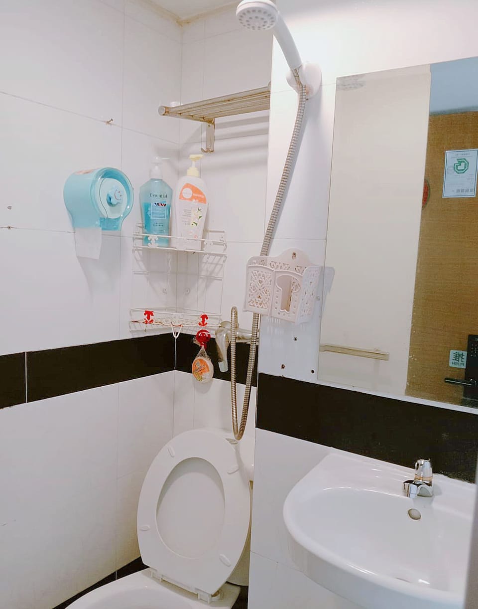 Standard Triple Room | Bathroom | Shower, free toiletries, hair dryer, slippers