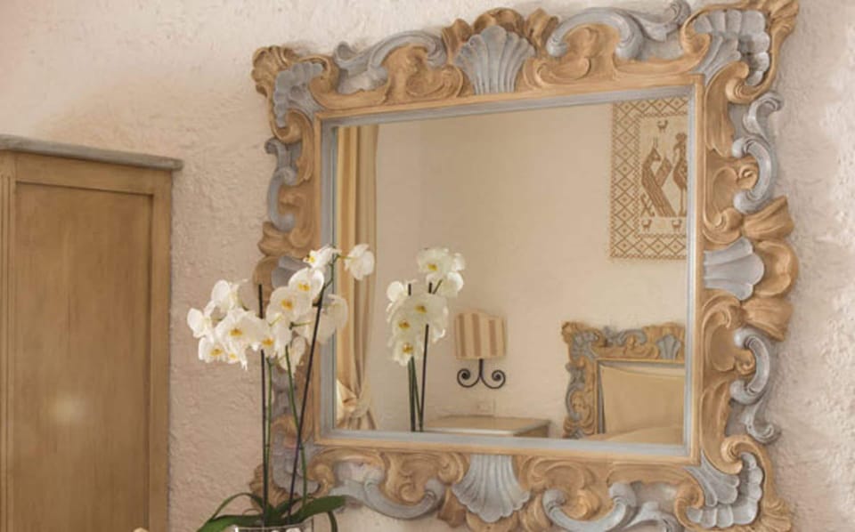 Minibar, in-room safe, desk, free WiFi