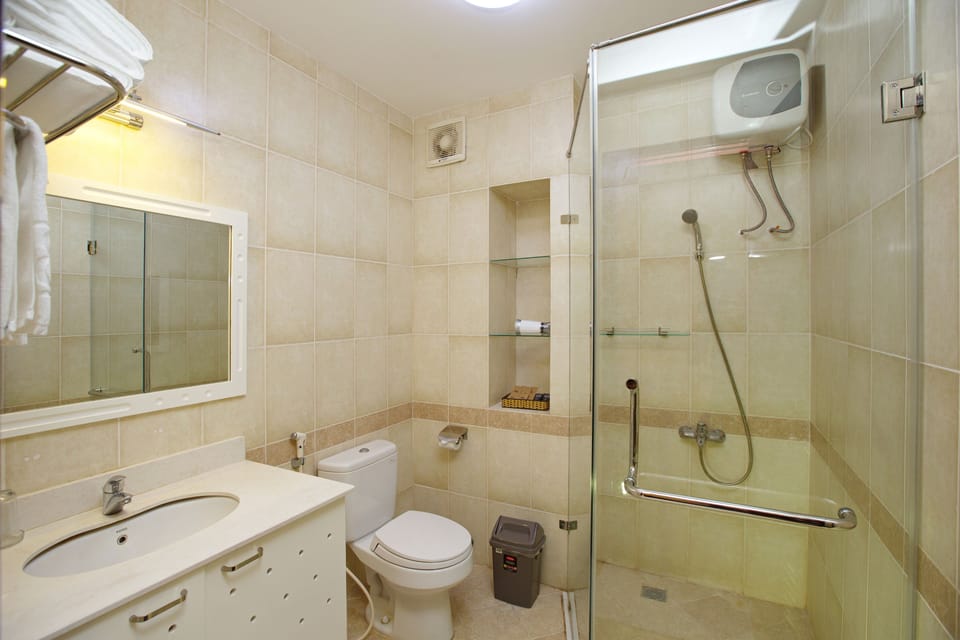 Bungalow, 1 Bedroom, Garden View | Bathroom | Shower, free toiletries, hair dryer, towels