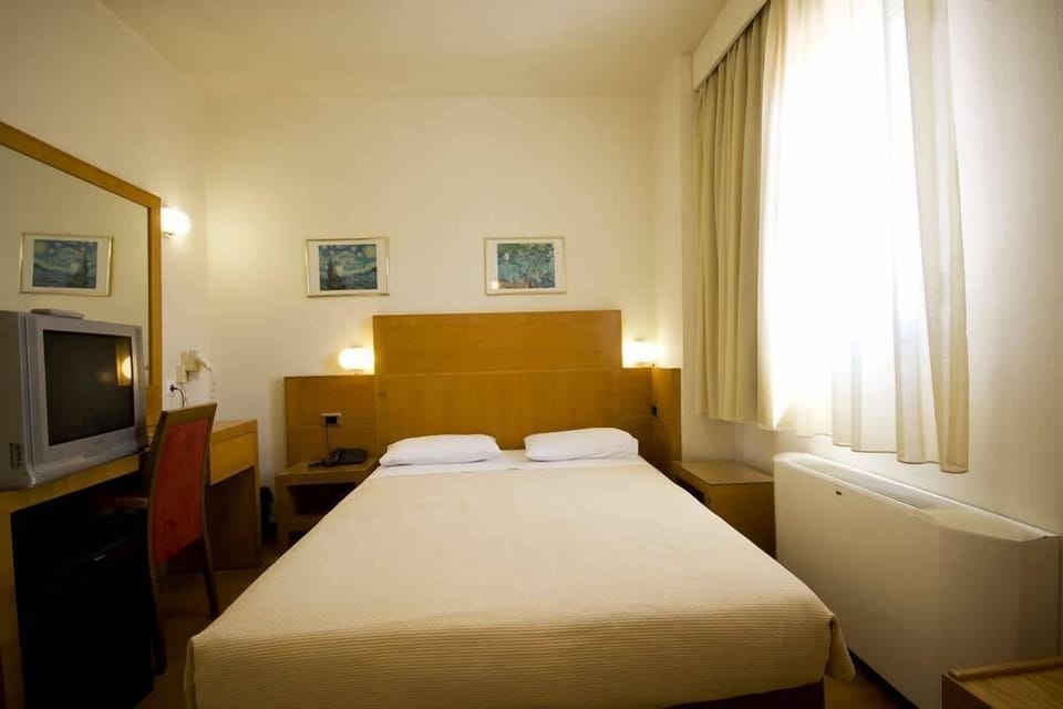 Twin Room | In-room safe, iron/ironing board, free cribs/infant beds, free WiFi