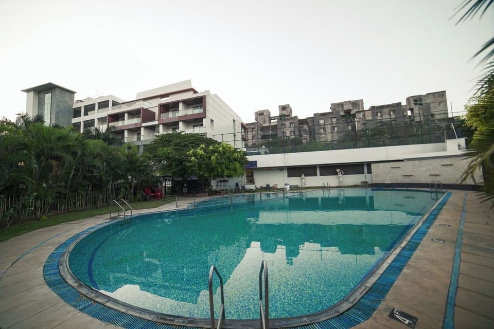 2 outdoor pools