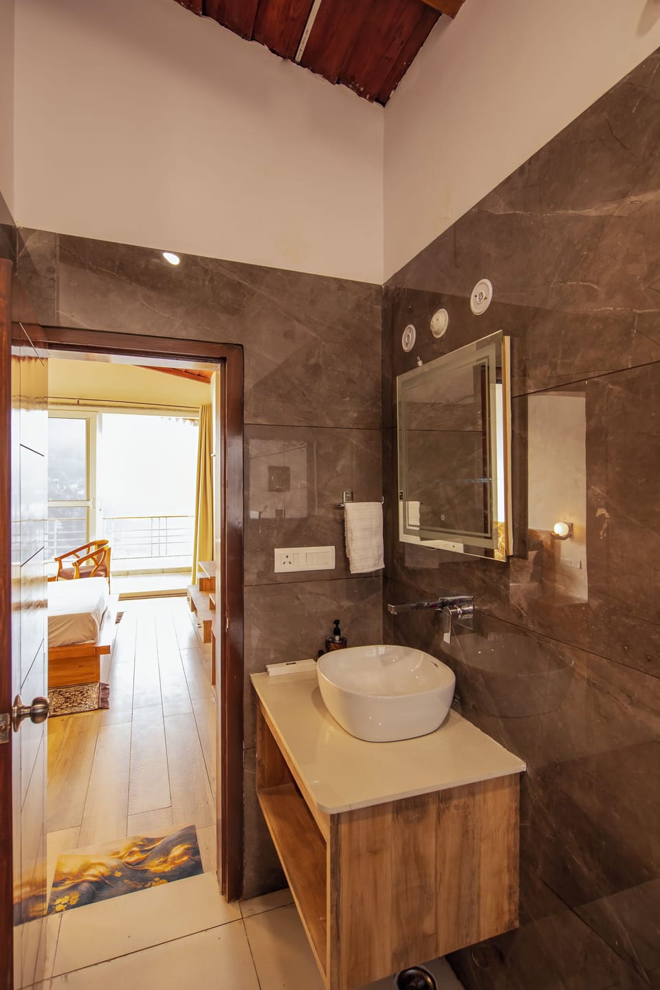 Deluxe Room, Lake View | Bathroom | Shower, free toiletries, towels, soap