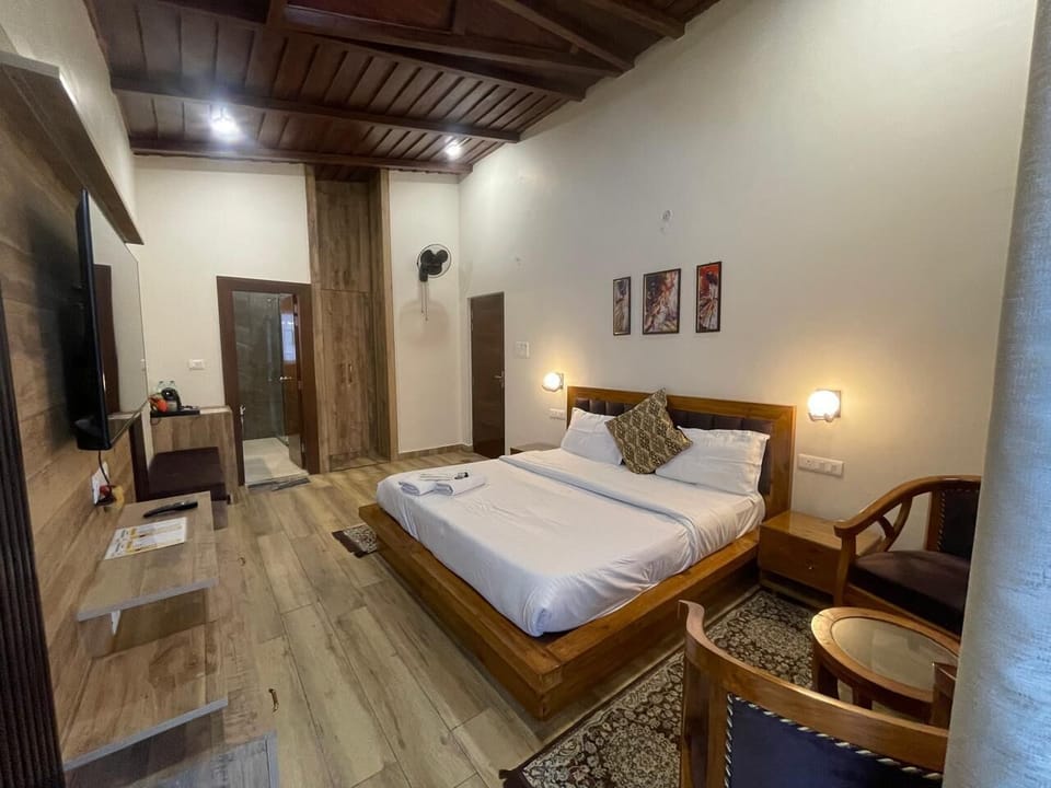 Deluxe Room, Lake View | Premium bedding, desk, laptop workspace, iron/ironing board