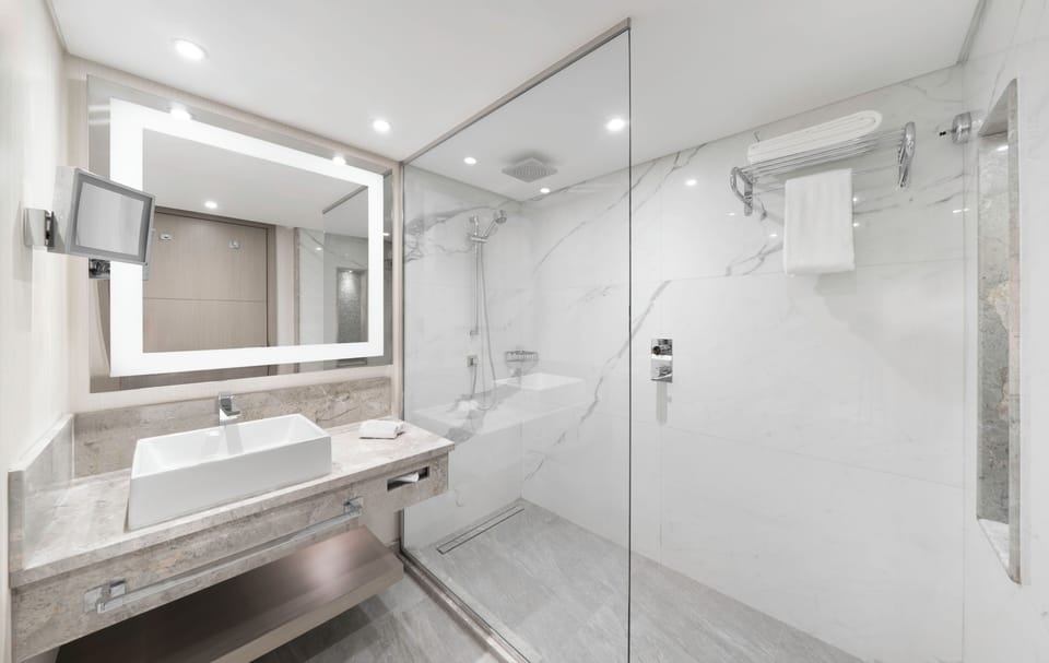 Premium Room | Bathroom | Combined shower/tub, rainfall showerhead, designer toiletries