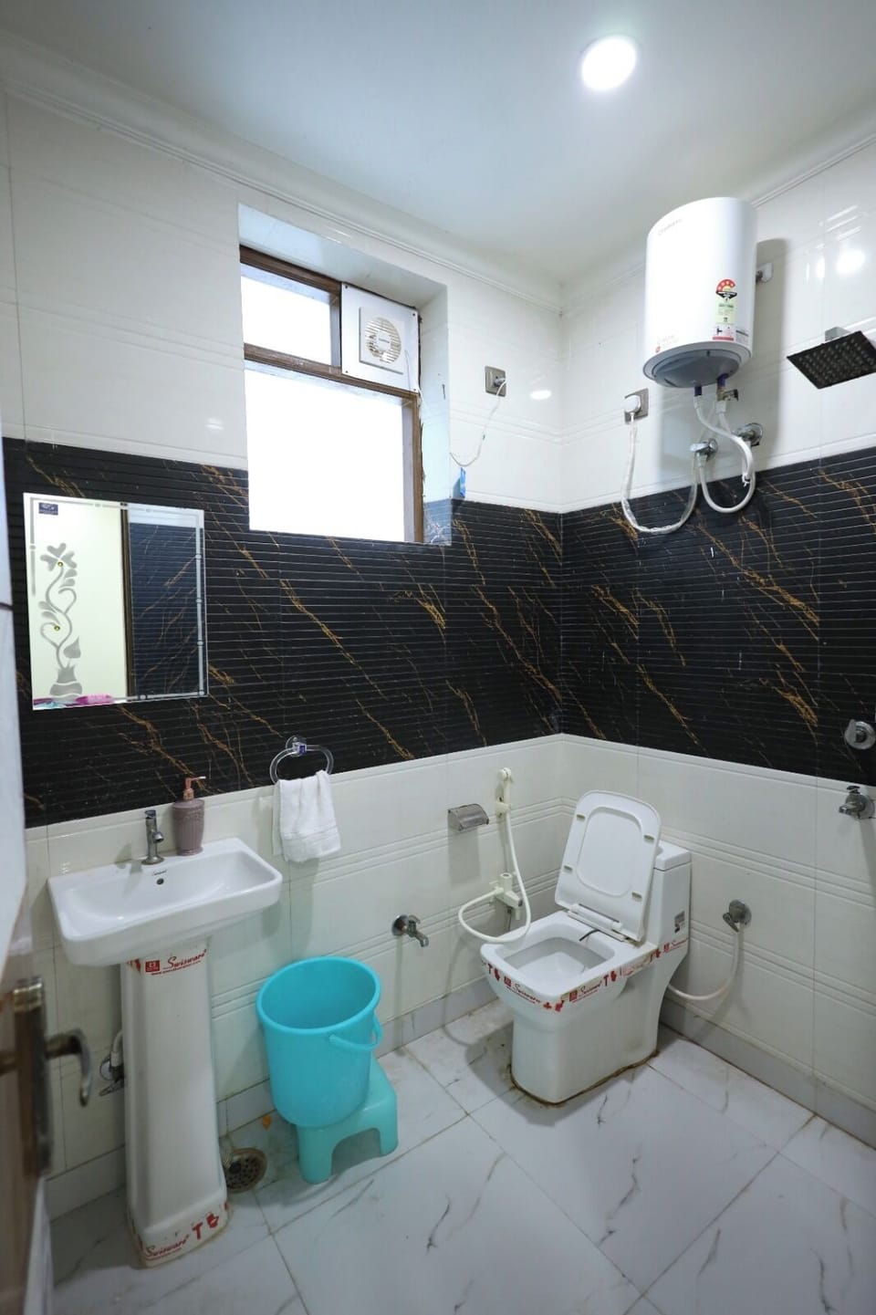 Deluxe Room | Bathroom | Shower, rainfall showerhead, free toiletries, slippers
